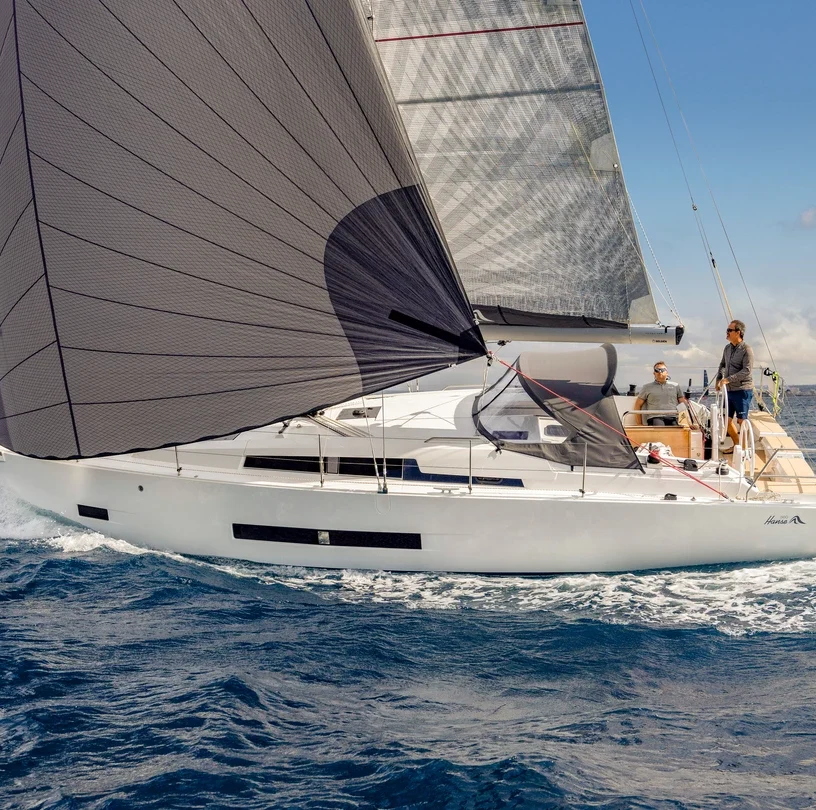 Voilier de la marque Hanse sur lac