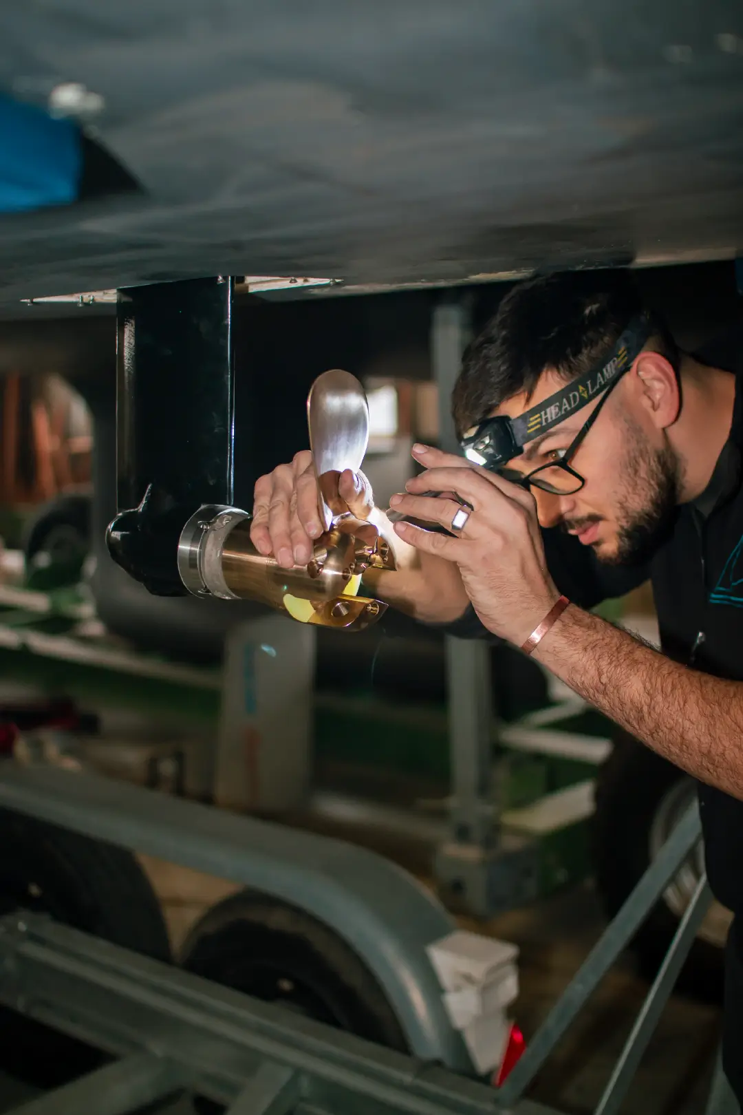 Atelier du Port qui est en train d'entretenir un bateau moteur