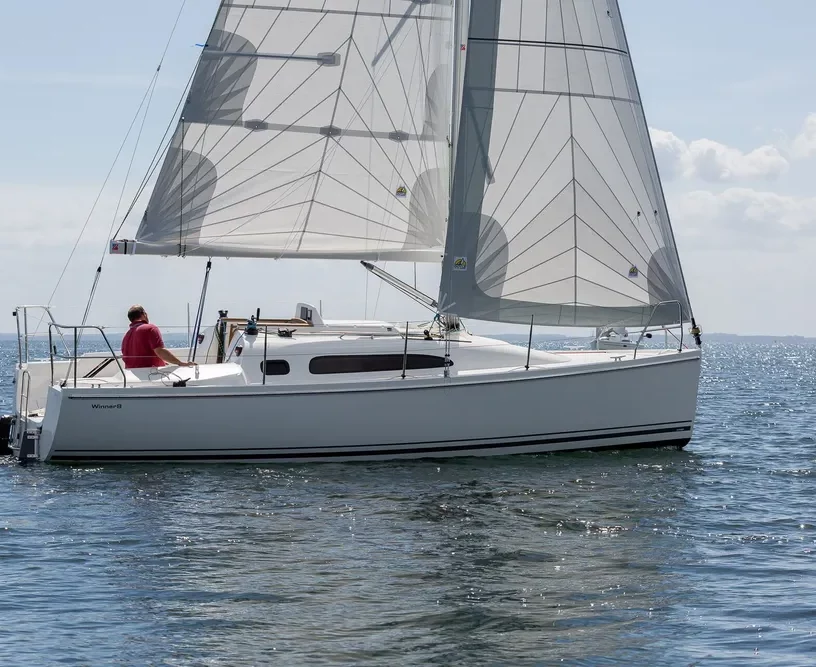 Voilier de la marque Winner sur lac en Suisse