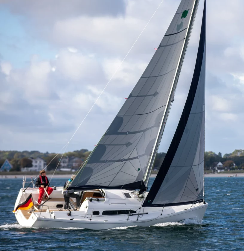Voilier de la marque Winner sur lac en Suisse